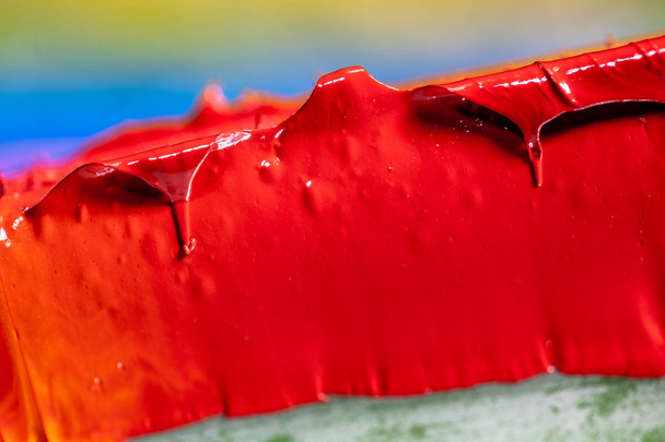 piros színű festék fogantyú a gyári póló nyomtatás - Fotó, kép