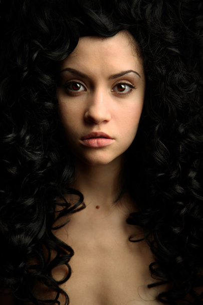 Elegant girl with curly hair - Foto, afbeelding