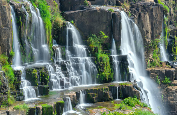 Cascade mystique dans le plateau de Da Lat, Vietnam. Ceci est connu comme la première cascade d'Asie du Sud-Est dans la beauté sauvage a attiré de nombreux touristes à visiter
 - Photo, image