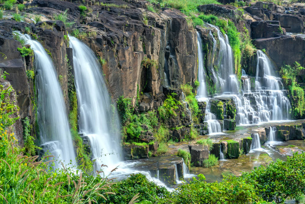 Mistyczne wodospad w płaskowyżu Dalat, Wietnam. Jest to znane jako pierwszy Azji Południowo-Wschodniej wodospad w dzikim pięknem przyciąga wielu turystów do odwiedzenia - Zdjęcie, obraz