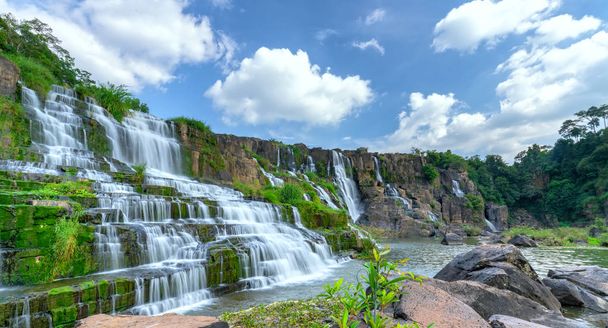 Cascata mistica nell'altopiano di Da Lat, Vietnam. Questa è conosciuta come la prima cascata del sud-est asiatico nella bellezza selvaggia ha attirato molti turisti a visitare
 - Foto, immagini