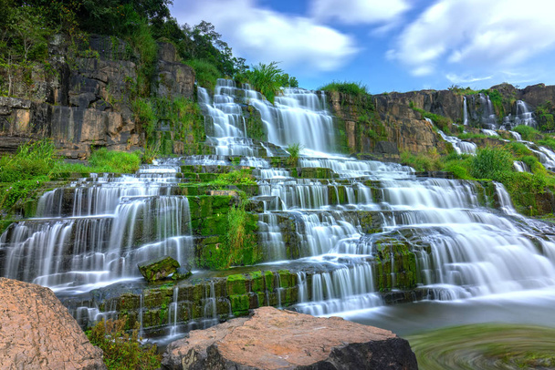 Cachoeira mística no planalto de Da Lat, Vietname. Isto é conhecido como a primeira cachoeira do Sudeste Asiático na beleza selvagem atraiu muitos turistas para visitar
 - Foto, Imagem