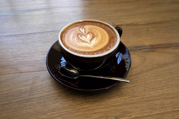 Кофе Латте на деревянном фоне
. - Фото, изображение