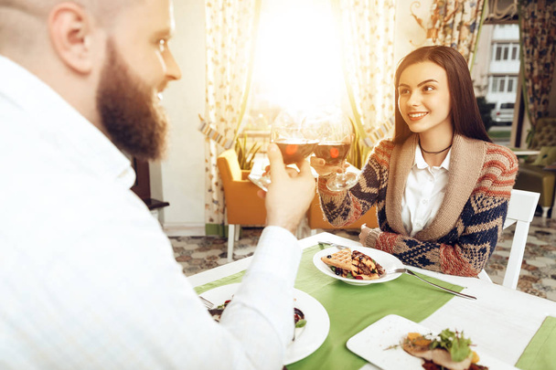 Romantyczna kolacja szczęśliwy mężczyzn i kobiet w restauracji - Zdjęcie, obraz