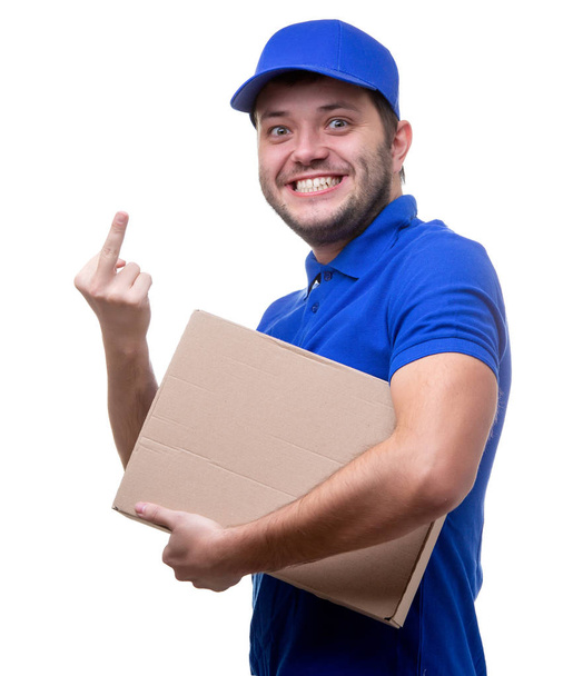 Фото молодого щасливого чоловіка в синій футболці і бейсбольній шапці з картонною коробкою
 - Фото, зображення