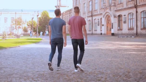 Freunde gehen in Zeitlupe durch die Stadt - Filmmaterial, Video