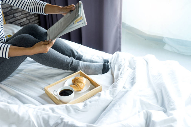 Χαλαρώστε γυναίκα Διαβάστε ένα βιβλίο στο κρεβάτι για ευτυχισμένη ζωή ημέρα με πρωινό - Φωτογραφία, εικόνα