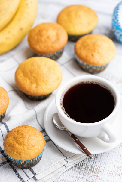 Muffins y taza de café negro
 - Foto, imagen