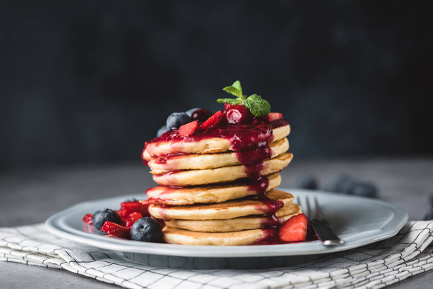 Pancakes with berry sauce and berries - Fotoğraf, Görsel