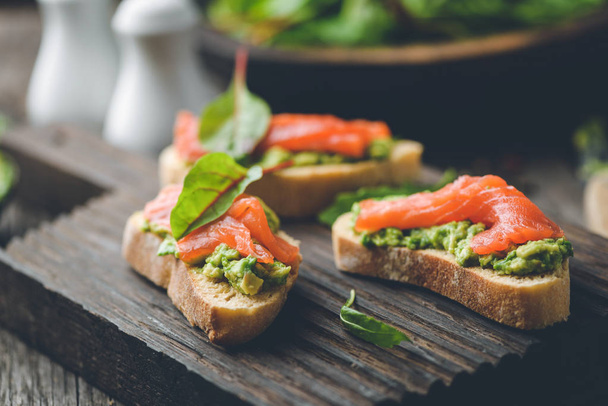 Salmon and avocado toast, healthy appetizer or snack - Foto, Imagem