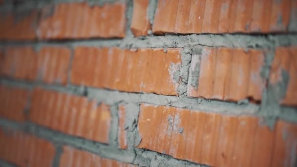 Vista ravvicinata del muro con mattoni rossi e cemento grigio nella casa di lavoro
. - Filmati, video