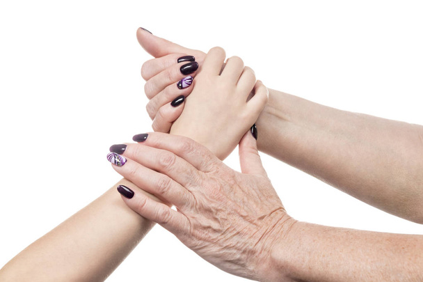 Kobiety stare ręka trzyma dłoń dziecka - Zdjęcie, obraz