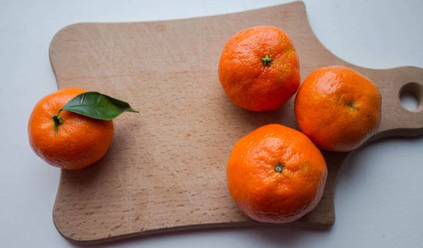 mandarinas maduras en una cubierta de madera
 - Foto, Imagen