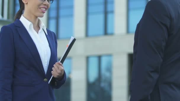 Женщина-работница пожимает руку боссу, радуется повышению, успешной карьере
 - Кадры, видео