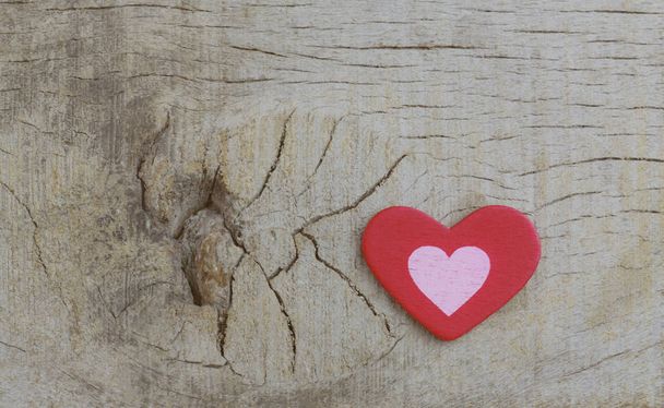 Červené srdce na dřevěné s texturou pozadí. - Fotografie, Obrázek
