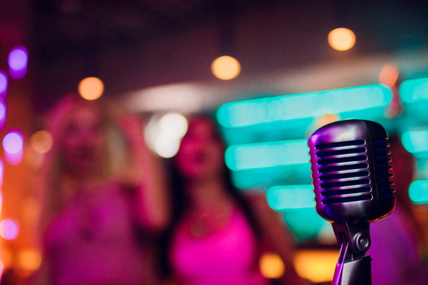 microfoon op stand-up komedie fase met reflectoren ray, hoog contrast afbeelding - Foto, afbeelding