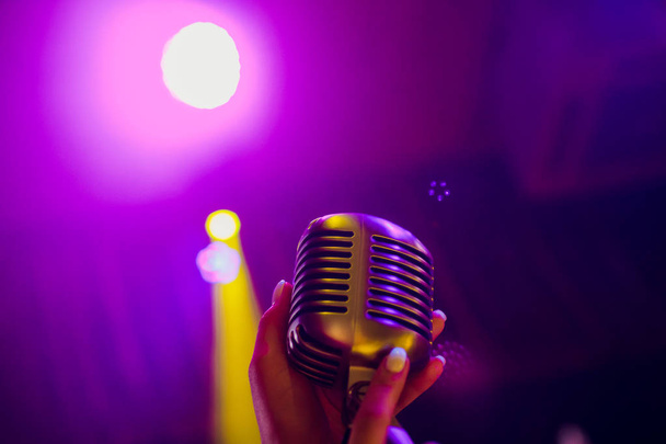 mikrofon stand up komedi sahne reflektörler ray, yüksek kontrast görüntü ile - Fotoğraf, Görsel
