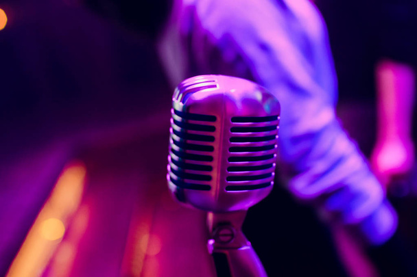 microfoon op stand-up komedie fase met reflectoren ray, hoog contrast afbeelding - Foto, afbeelding