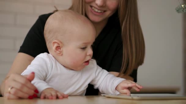 Genç beyaz anne bebek oğlu ile Tablet kullanarak. Ağır çekim 120 fps. Onun çocuk dijital Tablet gösterilen anne. Çocuk ve teknoloji kavramı. Yürümeye başlayan çocuk. Sinematik aile - Video, Çekim