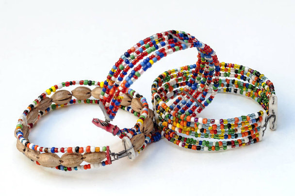 Masais armbanden omringd door witte achtergrond - Foto, afbeelding