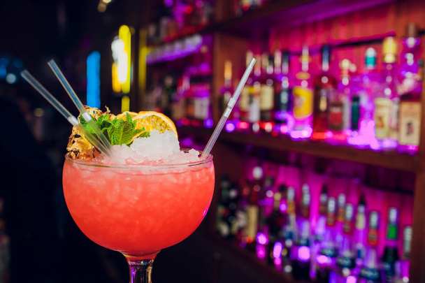 Glasses cocktails bar background - Foto, imagen