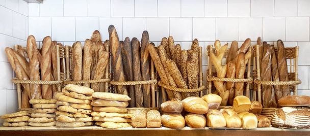 Pekárna s různými druhy chleba na displeji. Pekárna prodejního konceptu - Fotografie, Obrázek