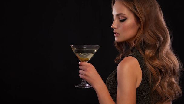 Juhlat, juomat, lomat, juhlakonsepti hymyilevä nainen iltapuvussa viinilasillisen kanssa tummalla taustalla kopiointitilalla
 - Valokuva, kuva