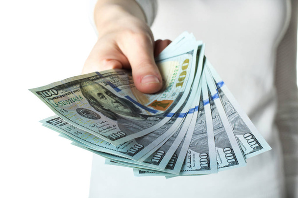 Πακέτο αμερικανικά δολάρια χαρτονομίσματα στο χέρι απομονωθεί σε λευκό. - Φωτογραφία, εικόνα