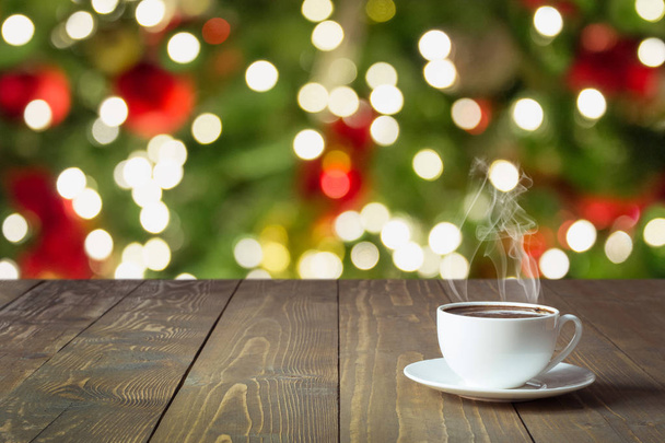 木製のテーブルに熱いブラック コーヒーのカップを温暖化。クリスマスの時期。画像をクリスマス製品を表示します。. - 写真・画像