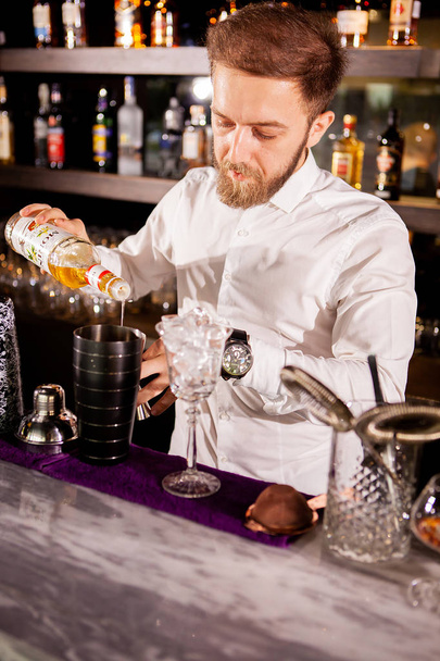 Cóctel de alcohol en el bar. Cantinero prepara un cóctel alcohólico
 - Foto, imagen