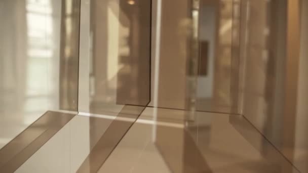 Instalaciones de vidrio marrón colgando con cordones blancos se presentan en la nueva sala
. - Imágenes, Vídeo