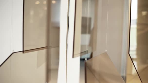 Pięknych szklanych instalacji wiszące z białe przewody są prezentowane w nowej hali - Materiał filmowy, wideo
