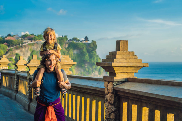 Father carrying on shoulders little son while trip in Pura Luhur Uluwatu temple, Bali, Indonesia. - Foto, Imagem
