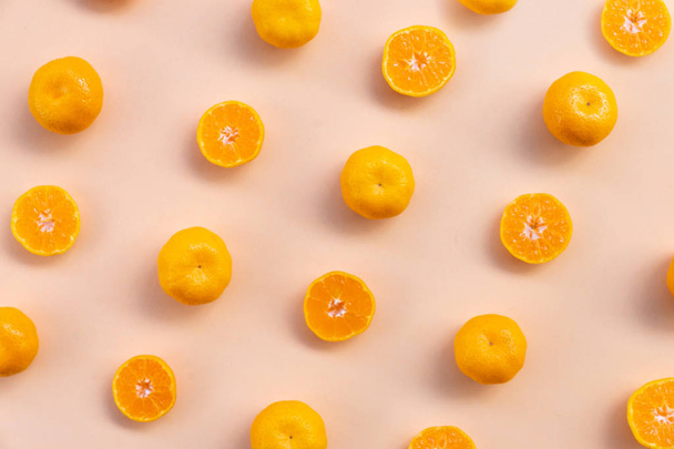 modello vista dall'alto Sfondo di arance intere e mezze su sfondo arancione
 - Foto, immagini