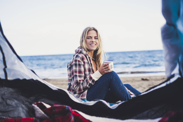 Impresionante hipster hipster viajes color idea de imagen con rubia hermosa chica sola que toma en la playa en la arena disfrutando de la alternativa de casa y vacaciones.  - Foto, Imagen