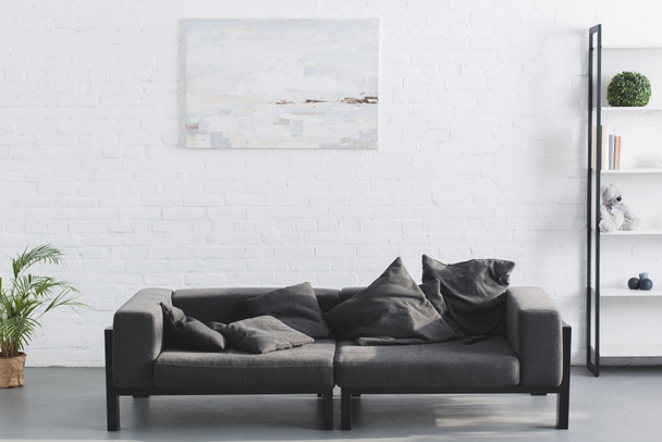 canapé gris confortable dans le salon moderne intérieur
 - Photo, image