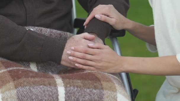 Υποστηρικτική γυναίκα κρατώντας τα χέρια του ανάπηρο άνθρωπο, συμπονετικός, νοσηλευτική φροντίδα - Πλάνα, βίντεο