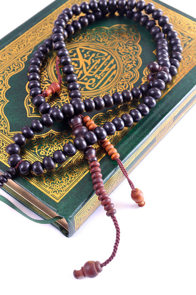 Священный Коран с четками
 - Фото, изображение