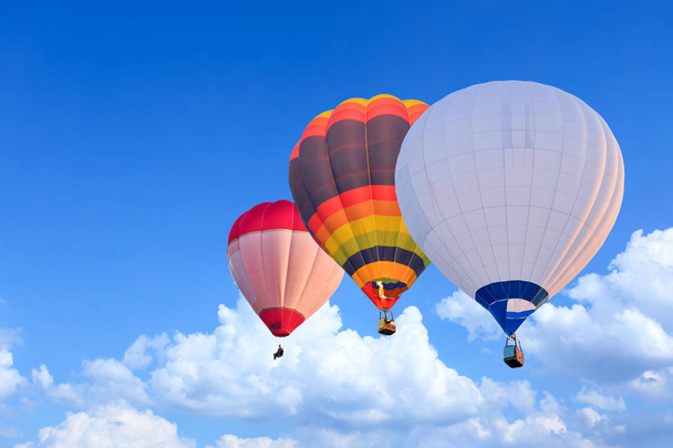 Színes hőlégballon repülés alatt kék ég - Fotó, kép