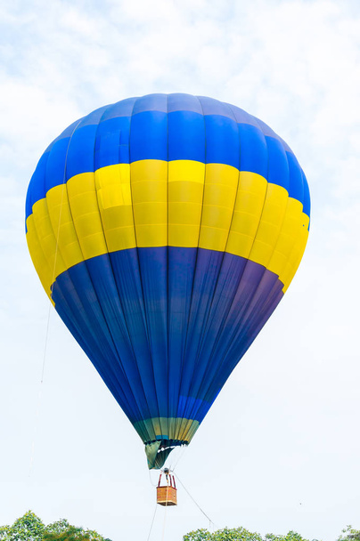 Πολύχρωμα αερόστατα θερμού αέρα σε πτήση πάνω από το γαλάζιο του ουρανού - Φωτογραφία, εικόνα