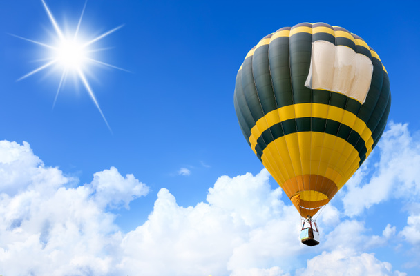 Πολύχρωμα αερόστατα θερμού αέρα σε πτήση πάνω από το γαλάζιο του ουρανού. Απαλή εστίαση - Φωτογραφία, εικόνα