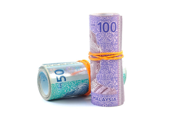 Банкноты по 50 и 100 малайзийских ринггитов, завязанные резинкой
 - Фото, изображение