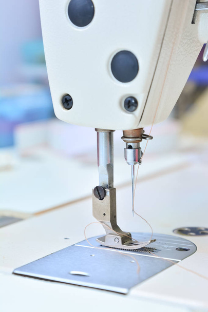 plataforma da máquina de costura agulha e almofada
 - Foto, Imagem