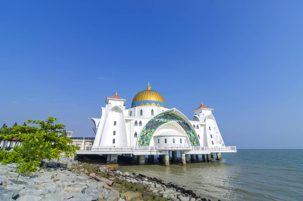 Malakan salmen moskeija (Masjid Selat Melaka), Malakka, Malesia
 - Valokuva, kuva