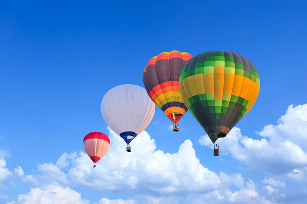 Kolorowe balony na gorące powietrze w lotach nad niebieski niebo - Zdjęcie, obraz