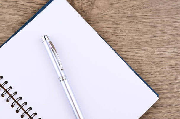 Notebook with fountain pen, close up - Zdjęcie, obraz