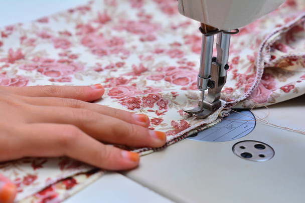 Costurera trabajando en la máquina de coser - Foto, imagen