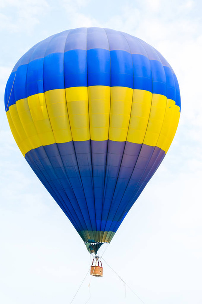 Balões coloridos de ar quente em voo sobre o céu azul
 - Foto, Imagem