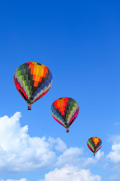 Színes hőlégballon repülés alatt kék ég - Fotó, kép