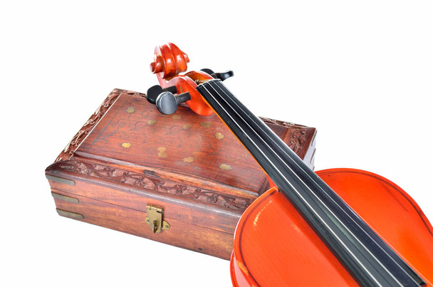 Скрипка с деревянной коробкой на белом фоне. Концепция музыки
 - Фото, изображение